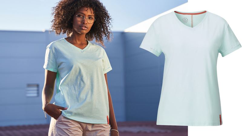 Eine Frau trägt ein mintfarbenes T-Shirt aus der ID. Buzz Kollektion – VW Zubehör
