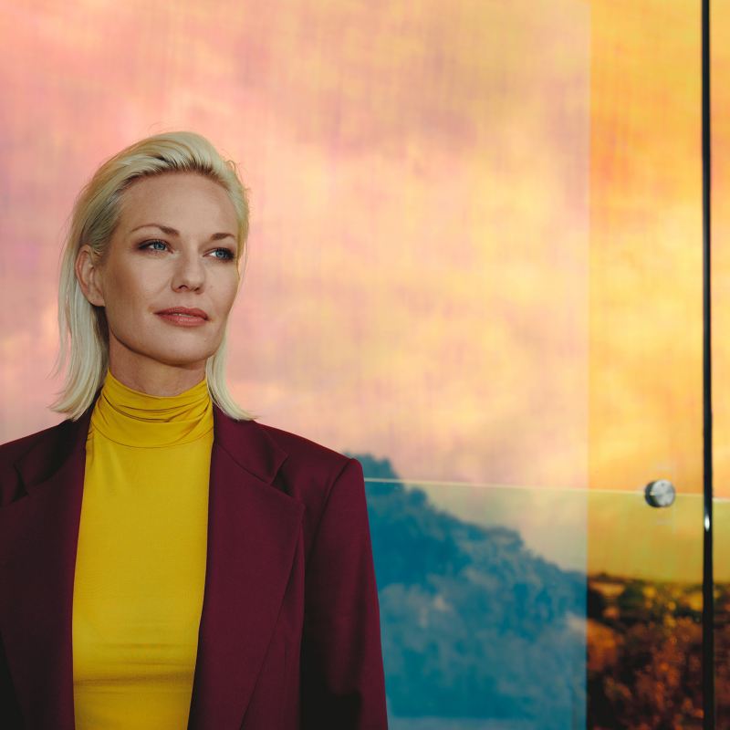 Blonde Frau vor Panorama – Volkswagen Dialog Center