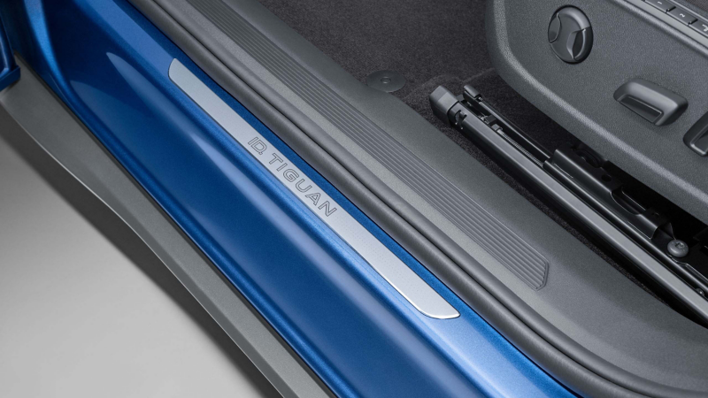 VW Zubehör Türeinstiegsleisten am ID. Tiguan mit Fahrzeugschriftzug    
