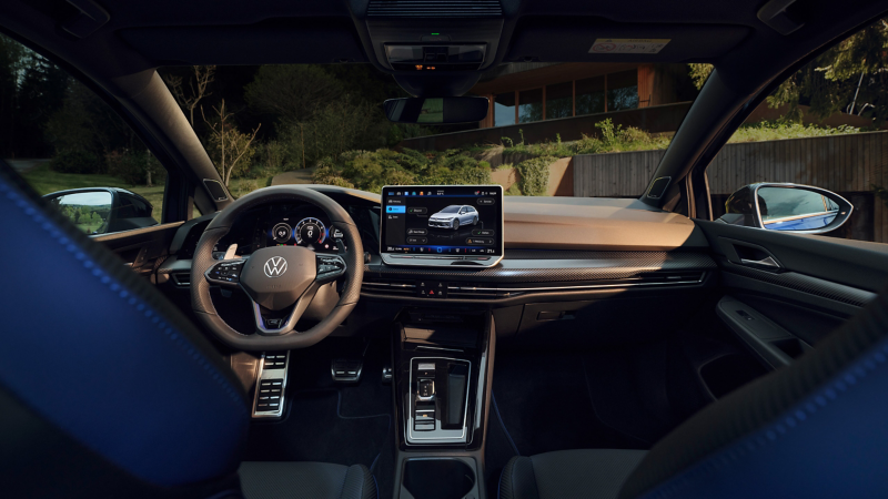 Interni della Volkswagen Golf R Variant: vista del «Digital Cockpit Pro» e del sistema di infotainment