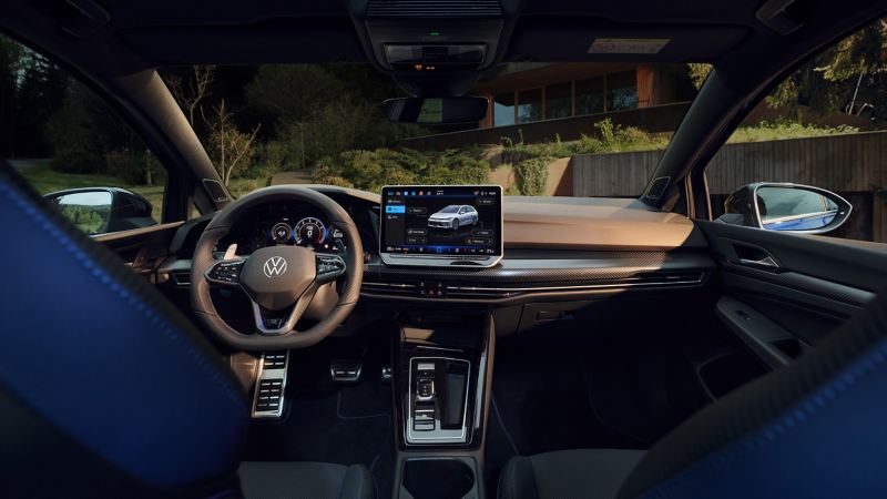Interieur VW Golf R Variant: Blick auf „Digital Cockpit Pro“ und Infotainment-System