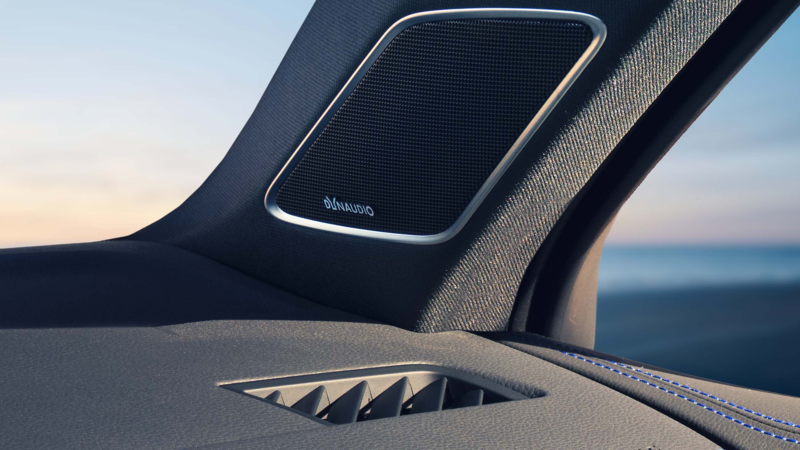 Nahaufnahme Dynaudio-Lautsprecher im VW Touareg R FINAL EDITION