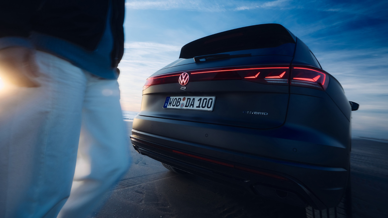 Jemand läuft am Heck eines VW Touareg R FINAL EDITION