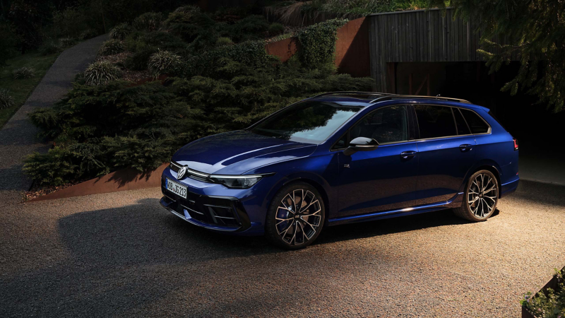 En blå VW Golf R Estate sedd från sidan
