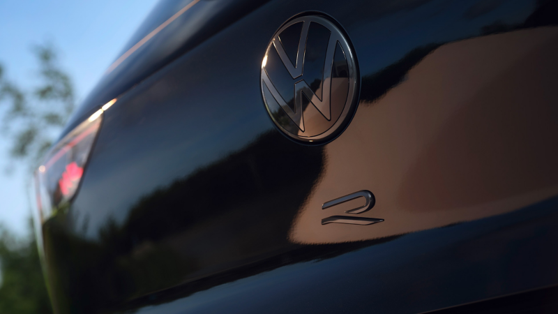 Tył VW Golfa R Black Edition z czarnym znaczkiem VW i logo R.