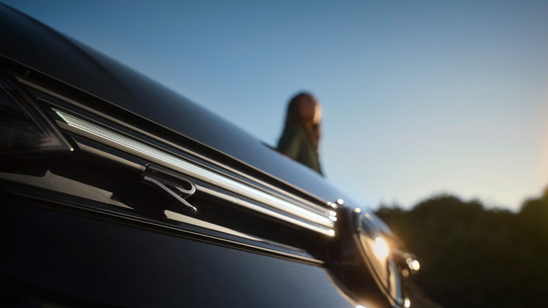 Κοντινή λήψη του μπροστινού μέρους ενός VW Golf R Black Edition, εστίαση στο λογότυπο "R"