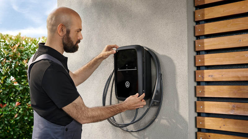 Servicemitarbeiter montiert ID. Charger Wallbox von Elli