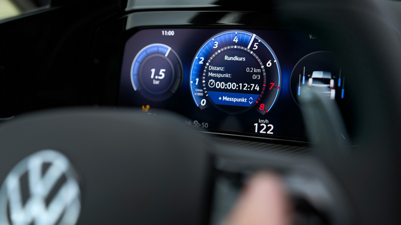 Widok na Digital Cockpit Pro z włączonym lap timerem – pakiet R-Performance.