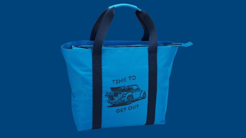 Borsa da spiaggia blu della collezione Heritage di Volkswagen, con il disegno di un Maggiolino e la scritta "Time to get out".