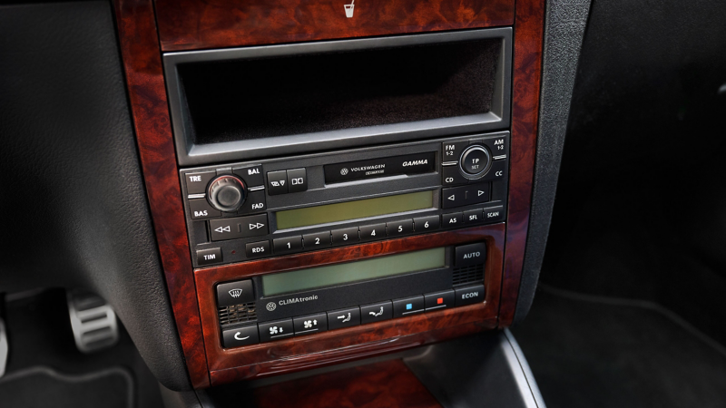 Close-up infotainment system of a VW Golf 4