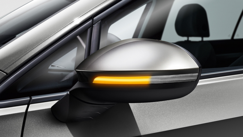 Clignotant de rétroviseur extérieur à LED issu des Accessoires VW sur une VW Golf SW
