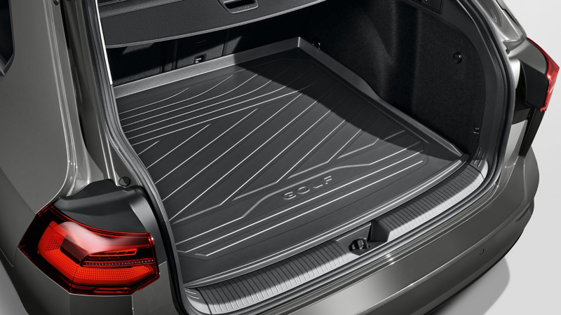 Bac de coffre des Accessoires VW avec inscription « Golf » dans le coffre d’une Golf SW