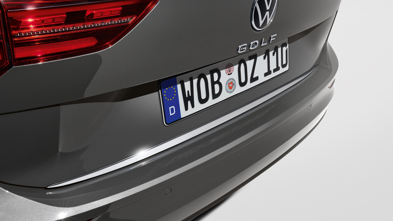 VW Zubehör Schutzleiste für die Heckklappe an einem grauen VW Golf Modell