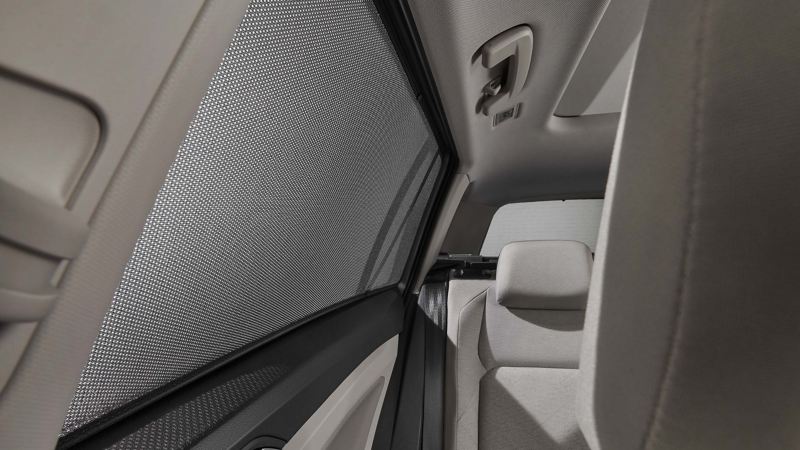 Αντηλιακά σκίαστρα από τα VW Accessories στο παράθυρο του VW Golf Variant.