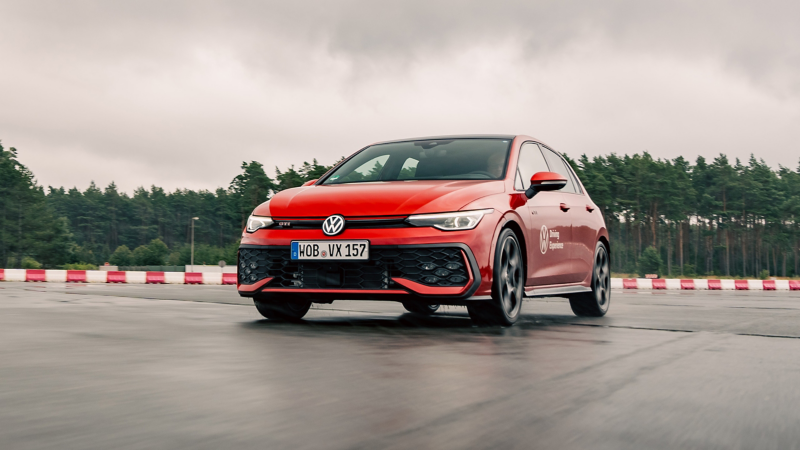 VW Golf GTI Edition 50 unterwegs auf einer Teststrecke