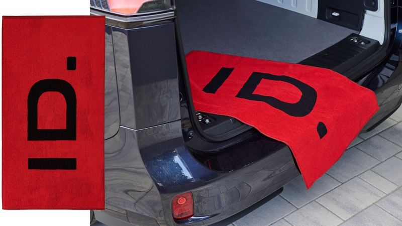 Ein Handtuch mit „ID.“-Schriftzug hängt über der Kofferraumklappe eines VW Autos