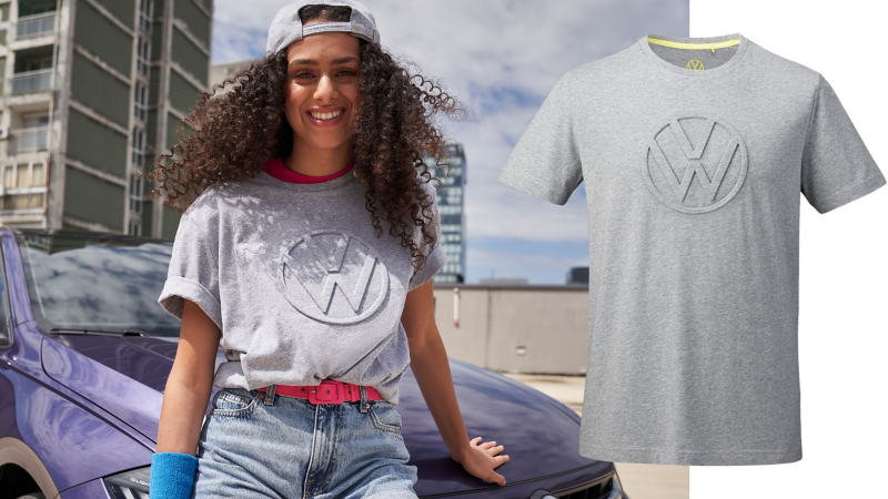 Frau trägt graues T-Shirt für Herren – Volkswagen Kollektion