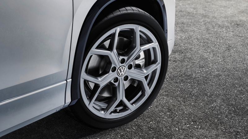 19-inch “Huntsville” alloy rim from VW Accessories on the right front wheel of a VW Tayron