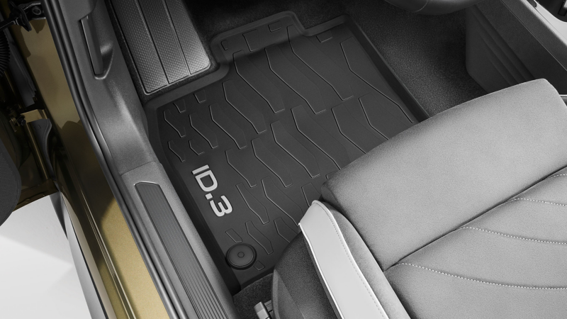 Tapis de sol toutes saisons des Accessoires VW avec inscription « ID.3 » dans l’espace au sol d’une VW ID.3
