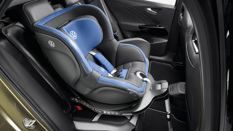 “i-SIZE Dualfix” child seat by VW Accessories on back seat bench of VW vehicle