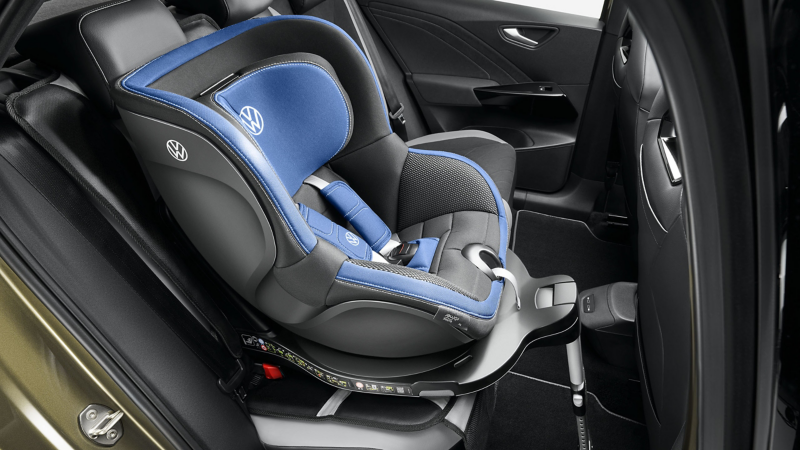 Siège auto « i-SIZE Dualfix » issu des Accessoires VW sur la banquette arrière d’un véhicule VW