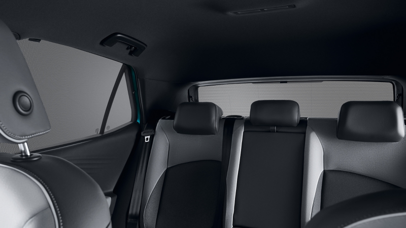 Vue sur la banquette arrière d’un véhicule VW, stores pare-soleil sur la lunette et les vitres latérales arrière des Accessoires VW