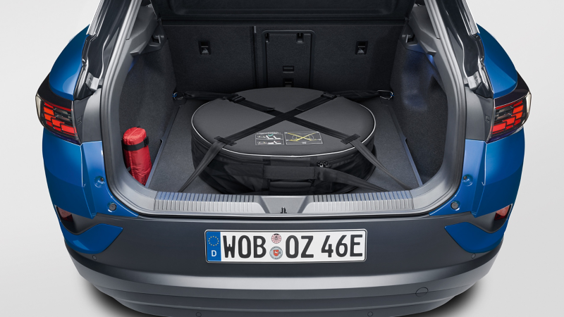 Ensemble roue de secours issu des Accessoires VW dans le coffre d’une VW ID.4