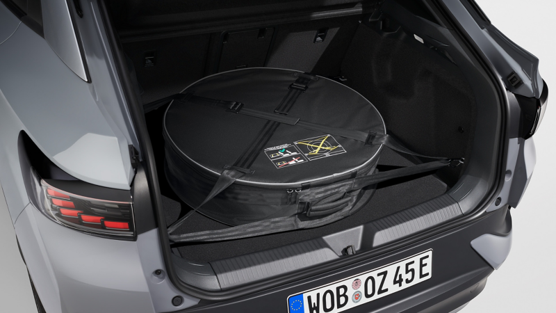 Ensemble roue de secours des Accessoires VW dans le coffre d’une VW ID.5