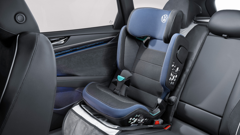 En framåtvänd bilbarnstol i en VW-modell.