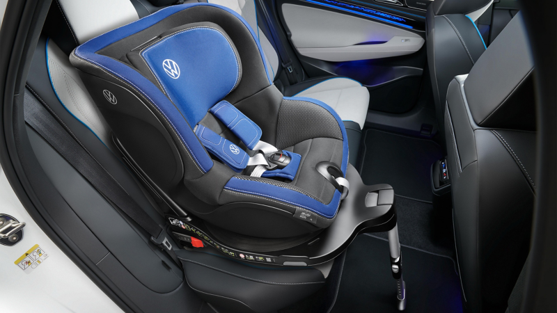 Fotelik dziecięcy „i-SIZE Dualfix” z oferty Akcesoriów VW na tylnej kanapie VW ID.7