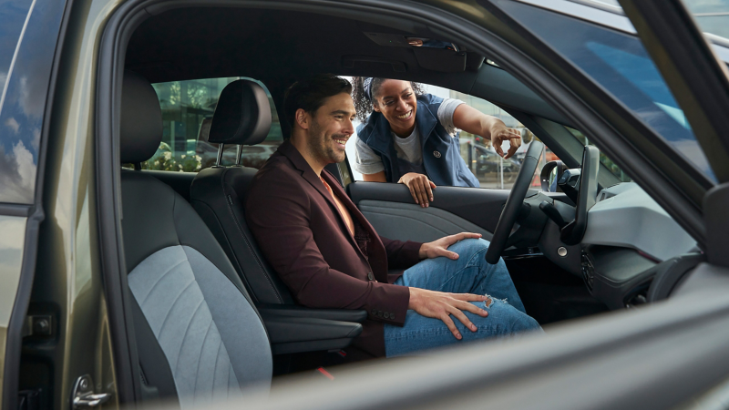 Un homme discute avec un expert Volkswagen.
