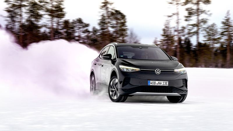 Ein VW Auto bei einem Fahrtraining – Ice Experience