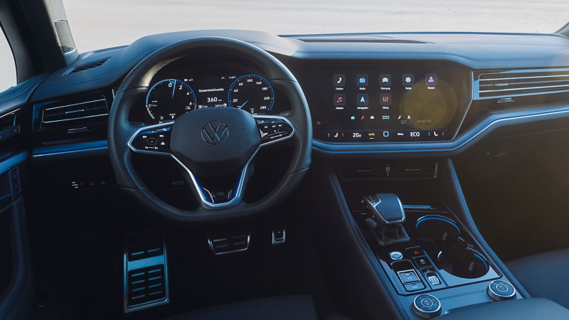 Blick aufs Innovision Cockpit des VW Touareg R FINAL EDITION