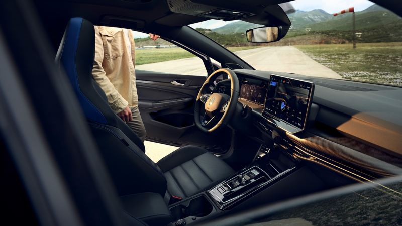 Interieur VW Golf R Black Edition: Infotainment-System und „Digital Cockpit Pro“ sind zu sehen