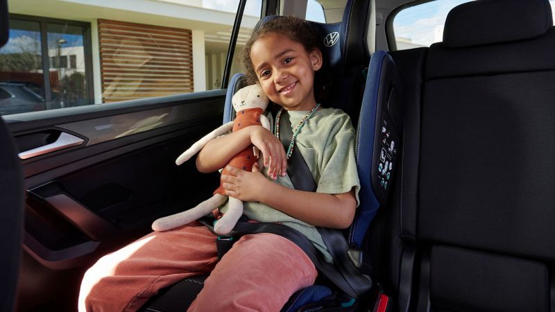 Mädchen im Kindersitz „i-SIZE Kidfix“  von VW Zubehör