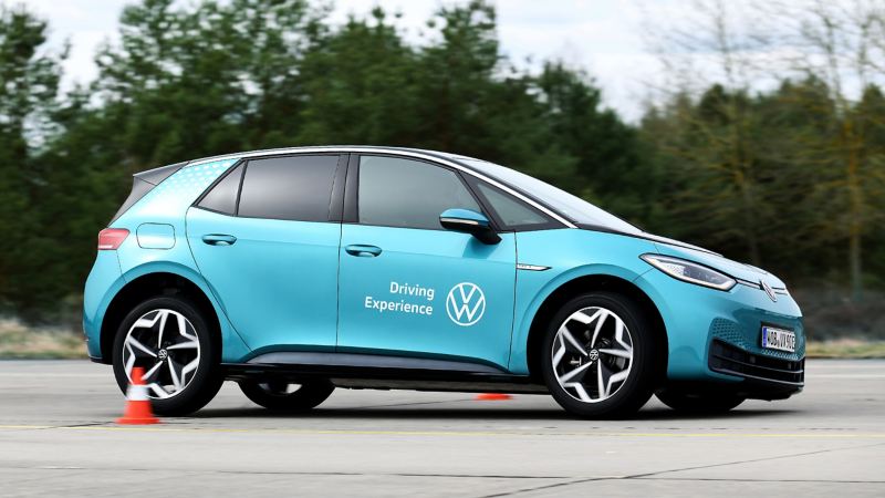 Ein vollelektrischer ID.3 Pro S von der VW Driving Experience fährt auf einer Trainingsstrecke