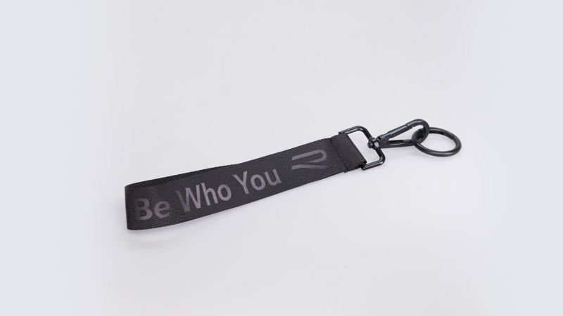 VW Zubehör Schlüsselanhänger mit „Be Who You R“-Schriftzug vom R Lifestyle Package