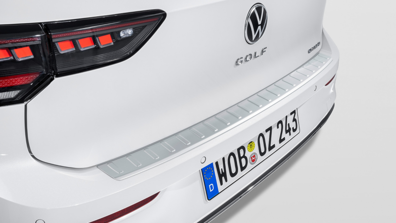 VW Zubehör Ladekantenschutz an einem VW Golf