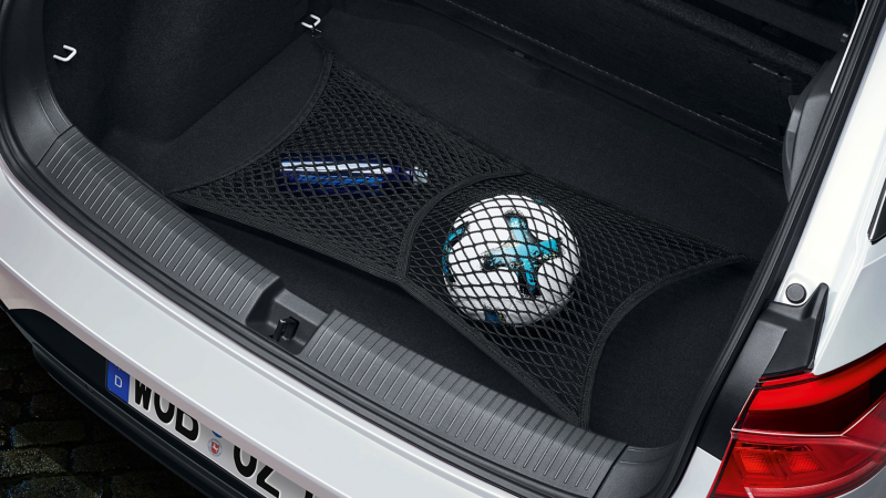 Ball und Trinkflasche geschützt durch ein VW Zubehör Gepäcknetz