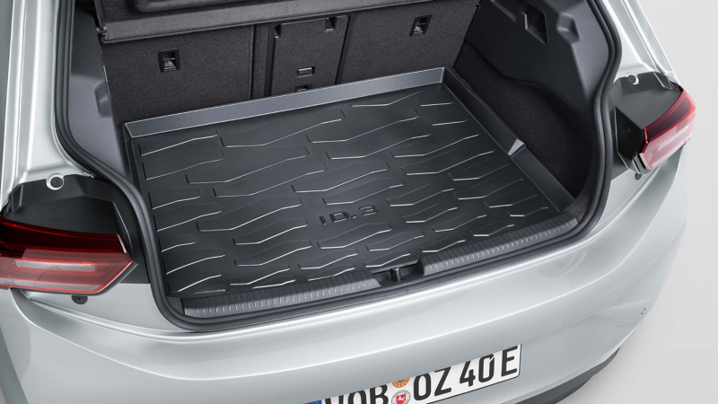 VW Zubehör Gepäckraumschale mit „ID.3“-Schriftzug im Kofferraum eines VW ID.3 Neo