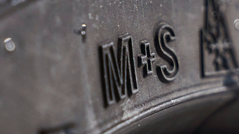 Un pneu hiver VW avec marquage M+S et symbole alpin