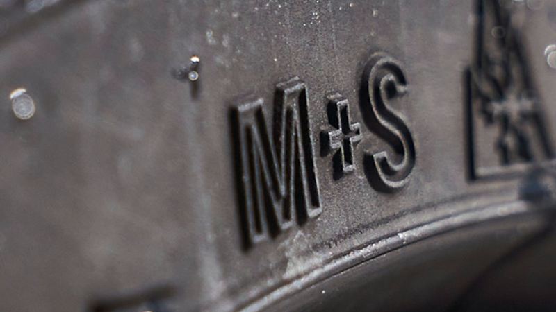 Un neumático de invierno de VW con la marca M+S y el símbolo alpino