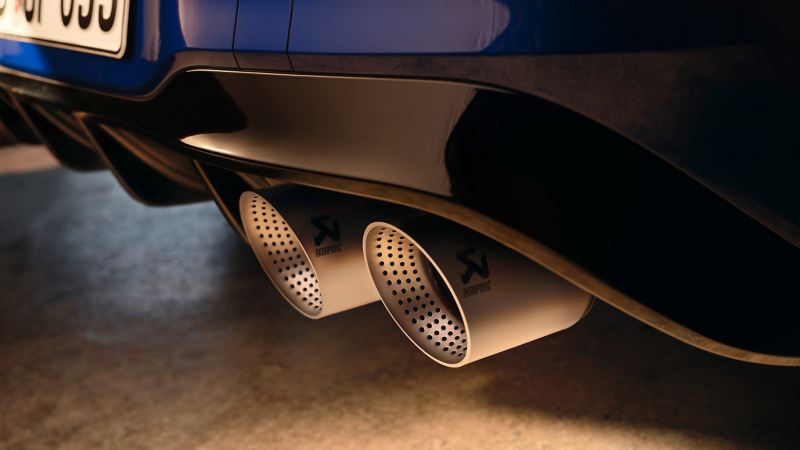 Detailaufnahme R-Performance Titan-Abgasanlage von Akrapovič an einem VW Golf R