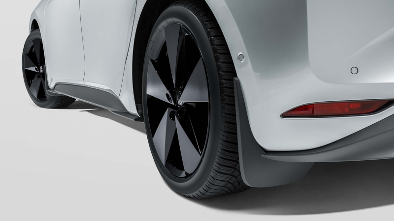 Blick auf das Hinterrad eines VW ID.3 Neo mit VW Zubehör Schmutzfänger