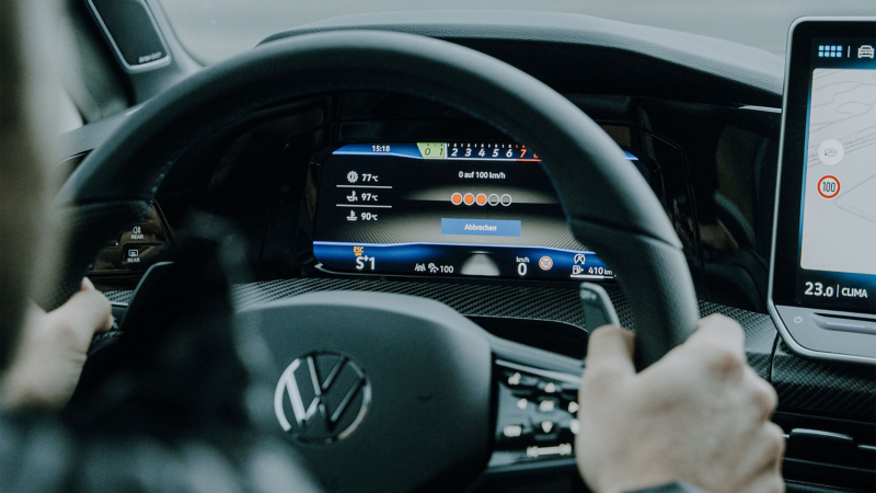 Blick aufs Lenkrad und die Armaturenanzeige eines VW Autos