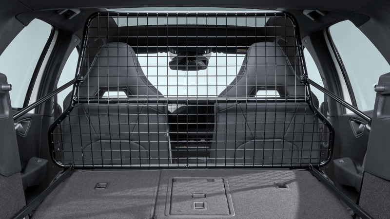 Blick auf Gepäcktrenngitter von VW Zubehör in VW Auto, Rücksitzbank ist umgeklappt