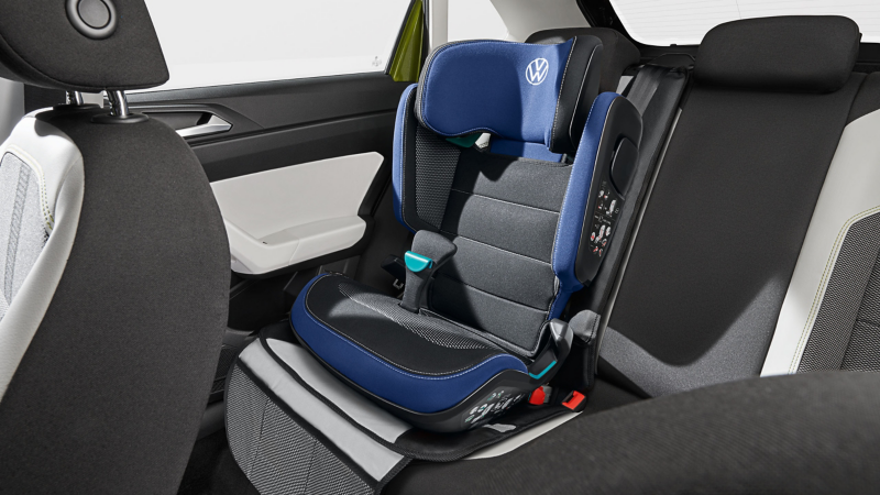 Kindersitz und Sitzunterlage von VW Zubehör auf der Rückbank eines VW Passat Modells