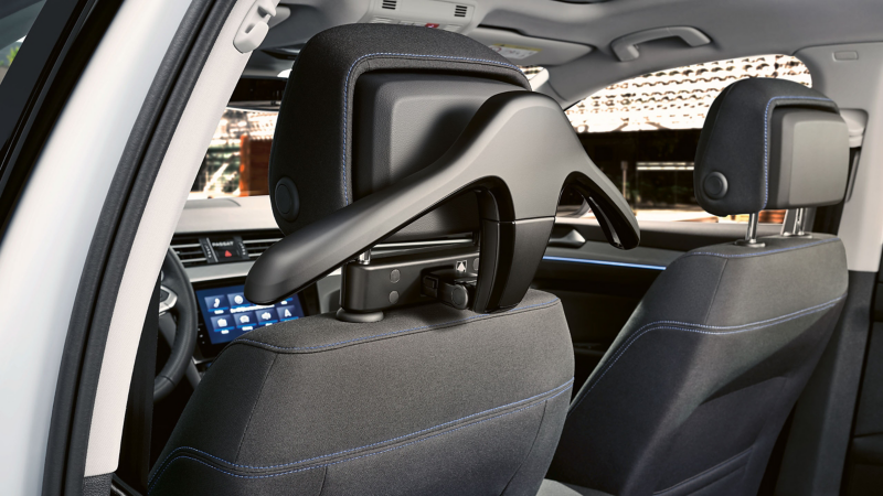 Cintre des Accessoires VW issu du système modulaire de voyage et de confort dans un modèle VW Passat