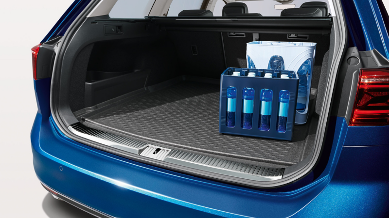 Casier à bouteilles dans un bac de coffre des Accessoires VW dans le coffre d’une VW Passat