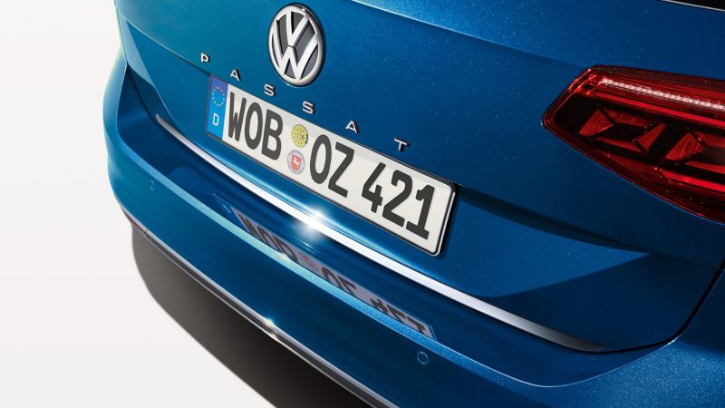 Schutzleiste für die Heckklappe von VW Zubehör an einem blauen VW Passat Modell